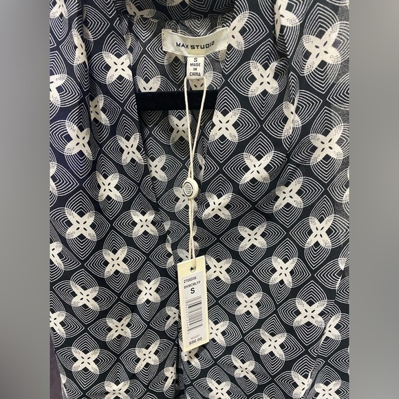 MAX STUDIO | Geometric Sleeveless Halter Top V-neck Blouse - Picture 7 of 7